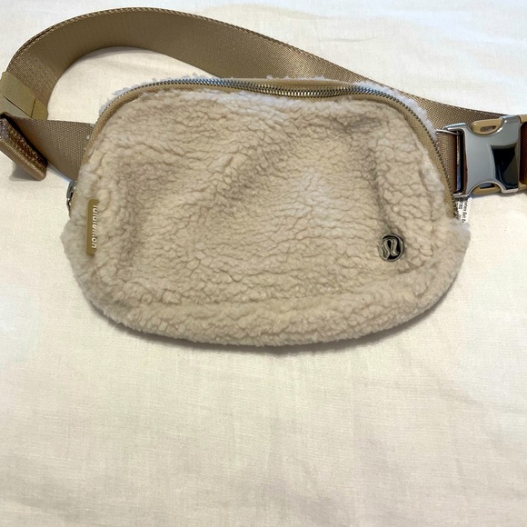 Lululemon Sherpa Belt Bag - Picture 3 of 6